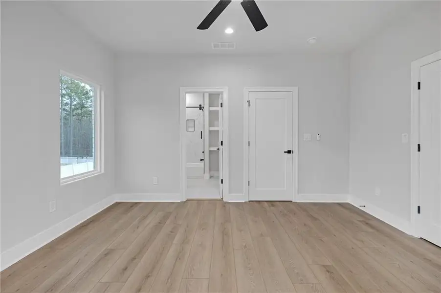 Spacious, unfurnished interior of a new home in , Oxford (Image 23).