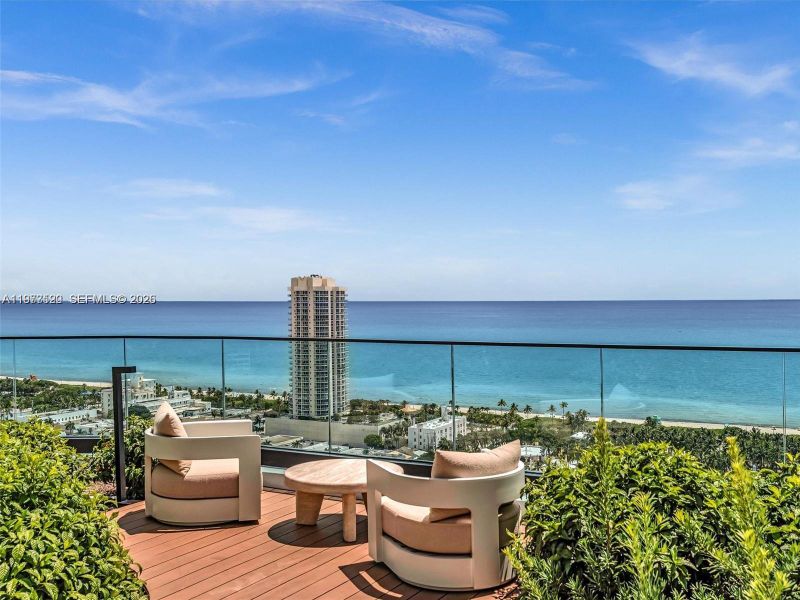 Condo located in Miami, FL showcasing its design and architecture (Image 32).