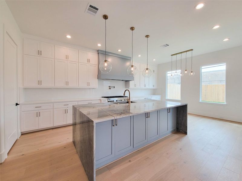 Kitchen and breakfast area