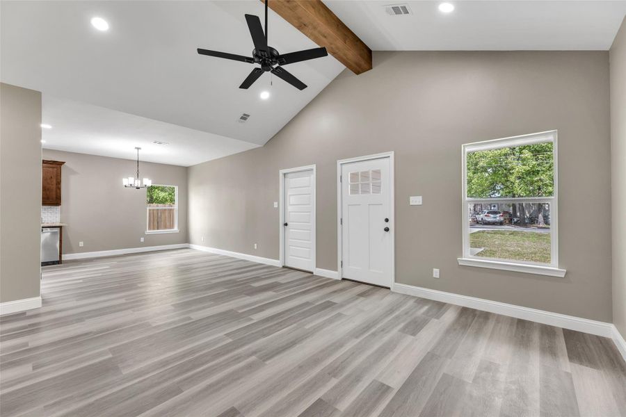Spacious, unfurnished interior of a new home in , Navasota (Image 14).