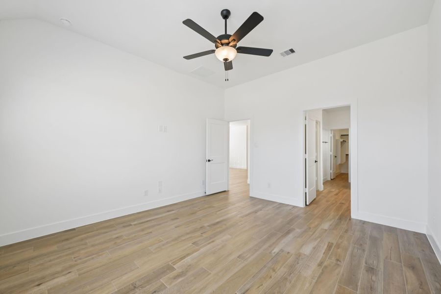 Spacious, unfurnished interior of a new home in Evergreen, Conroe (Image 23).