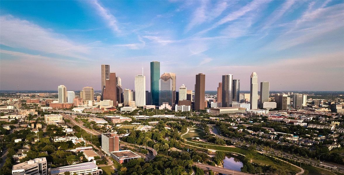 Close proximity to downtown, plus many other local restaurants, bars and retail Close proximity to downtown, plus many other local restaurants, bars and retail