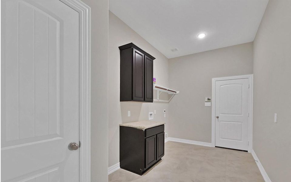 Representative furnished interior of a home built from the Ventura by CastleRock Communities in Horizon Lakes, McLendon-Chisholm (Image 9).