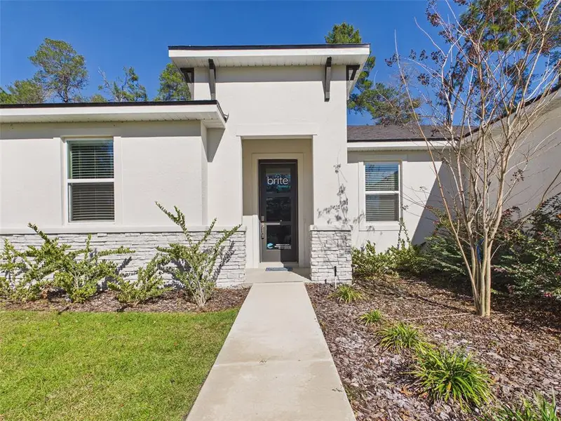 Exterior details and patio area of a home in , Ocala (Image 3).