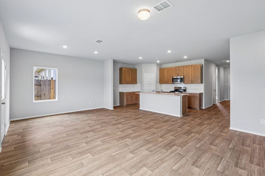 Spacious, unfurnished interior of a new home in Cloverleaf, Austin (Image 10).