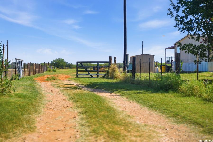 Community amenities in , Devine (Image 29).