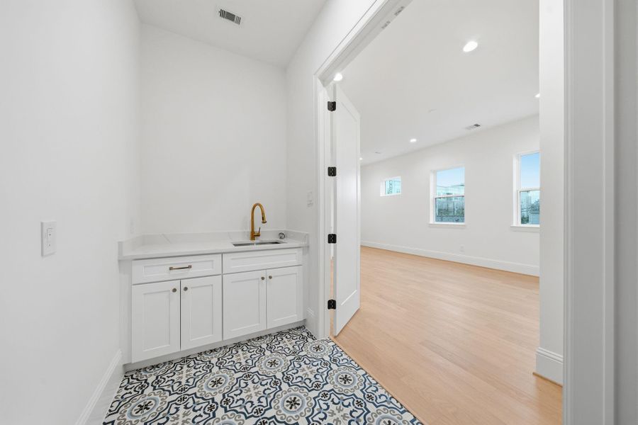 Spacious, unfurnished interior of a new home in , Houston (Image 33).