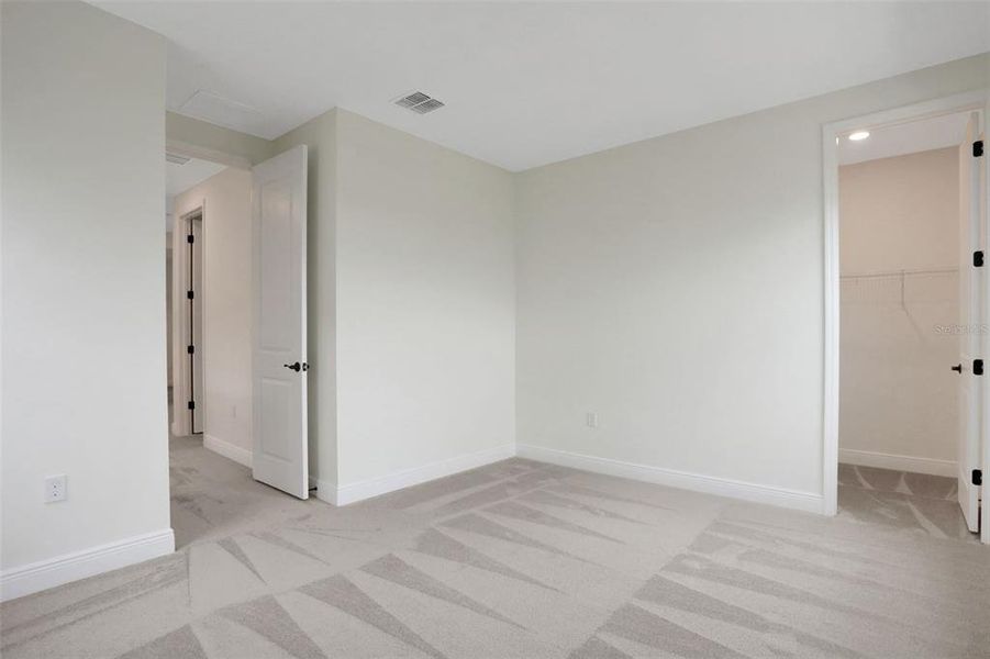 Spacious, unfurnished interior of a new home in Bungalow Walk at Lakewood Ranch, Sarasota (Image 11).