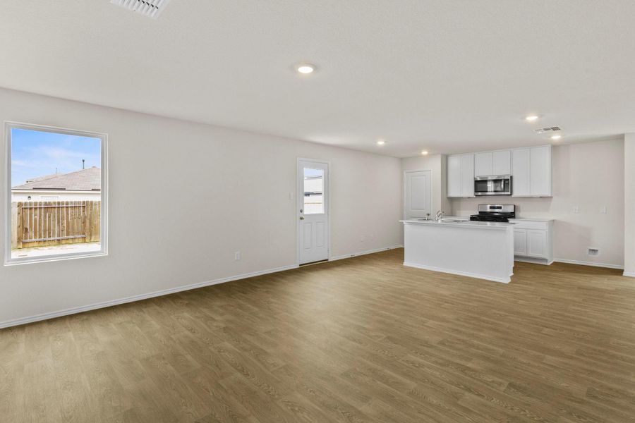 Spacious, unfurnished interior of a new home in Sunset Oaks, Maxwell (Image 23).