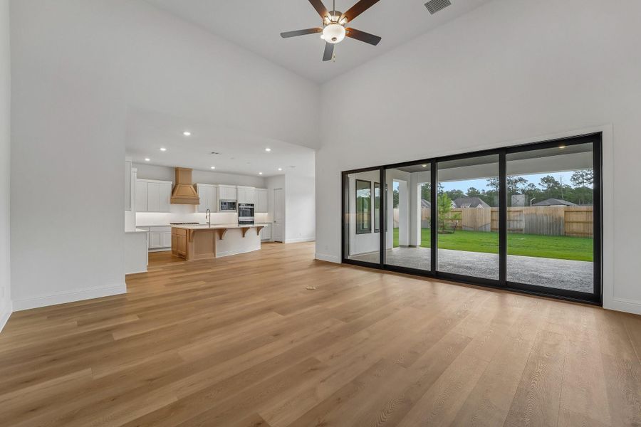 Spacious, unfurnished interior of a new home in Evergreen 70', Conroe (Image 42).