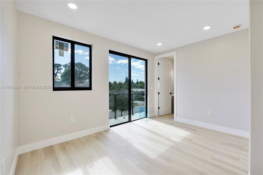 Spacious, unfurnished interior of a new home in , Fort Lauderdale (Image 26).