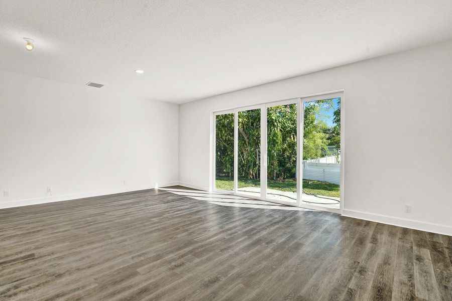 Spacious, unfurnished interior of a new home in , Lantana (Image 27).