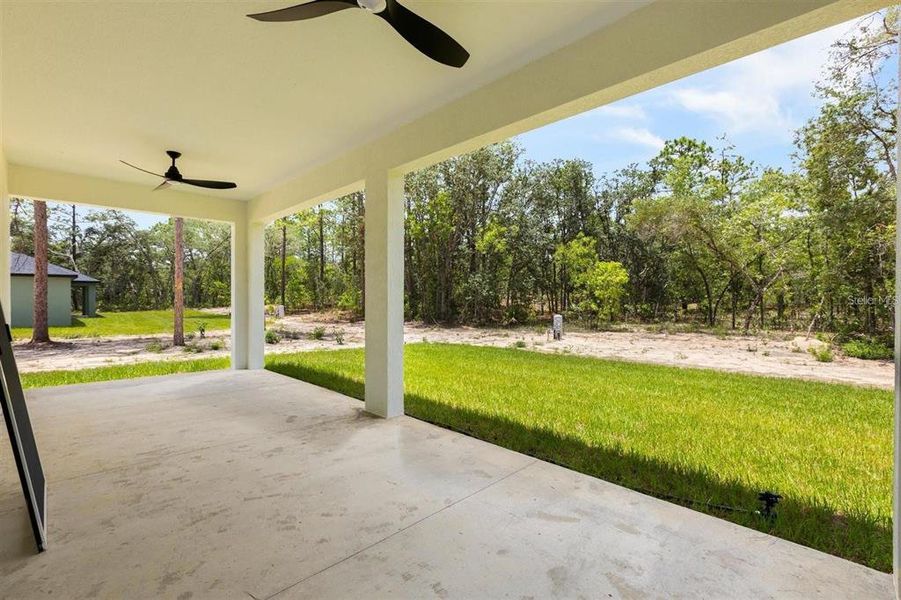 Exterior details and patio area of a home in , Dunnellon (Image 4).