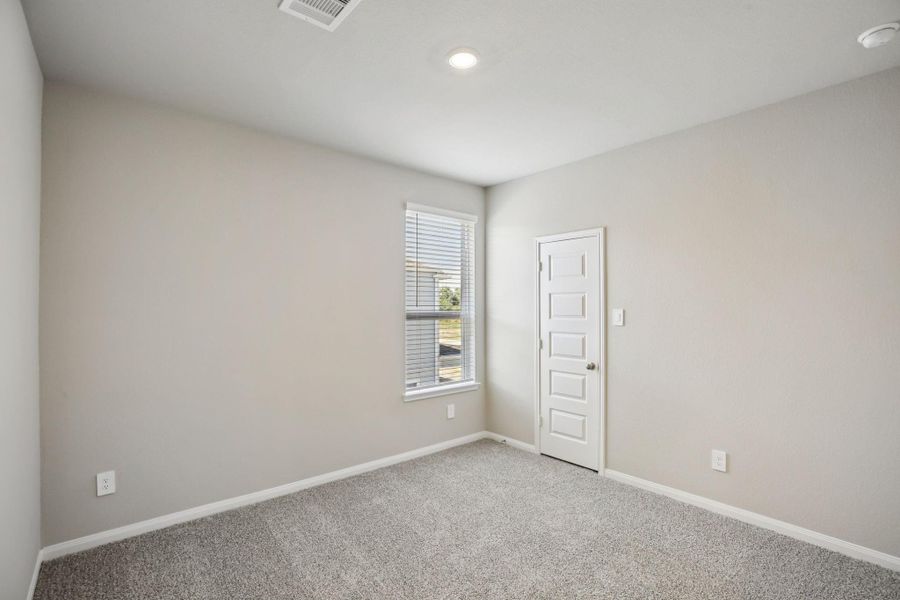 Spacious, unfurnished interior of a new home in Kemah Crossing - Luxe Series, Kemah (Image 26).