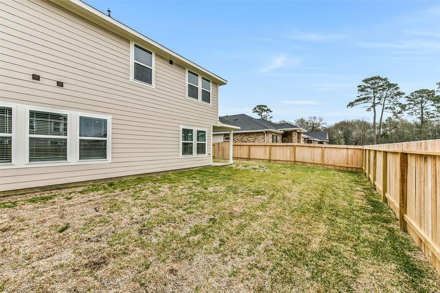 Exterior details and patio area of a home in King Oaks Village, Baytown (Image 4).