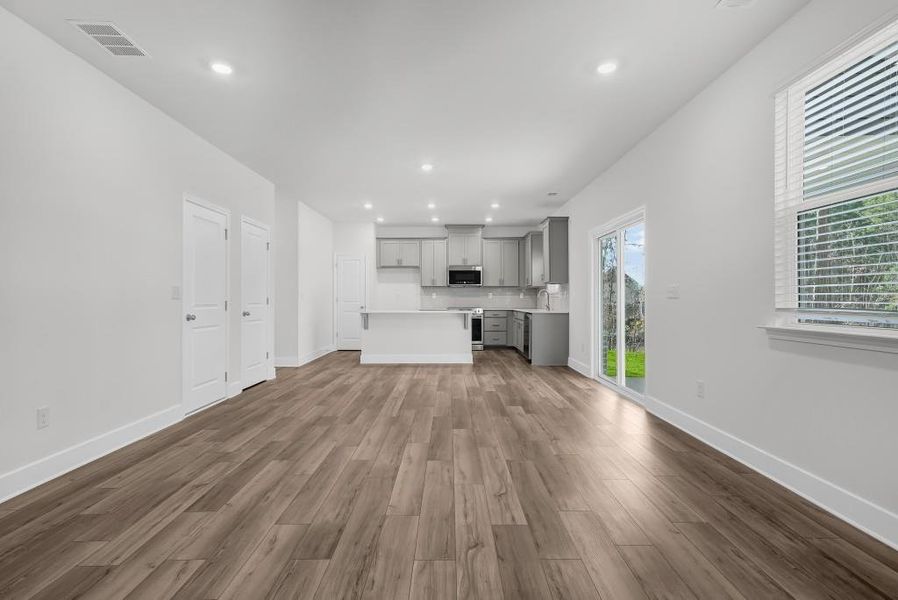 Spacious, unfurnished interior of a new home in Shadow Creek, Jackson (Image 17).