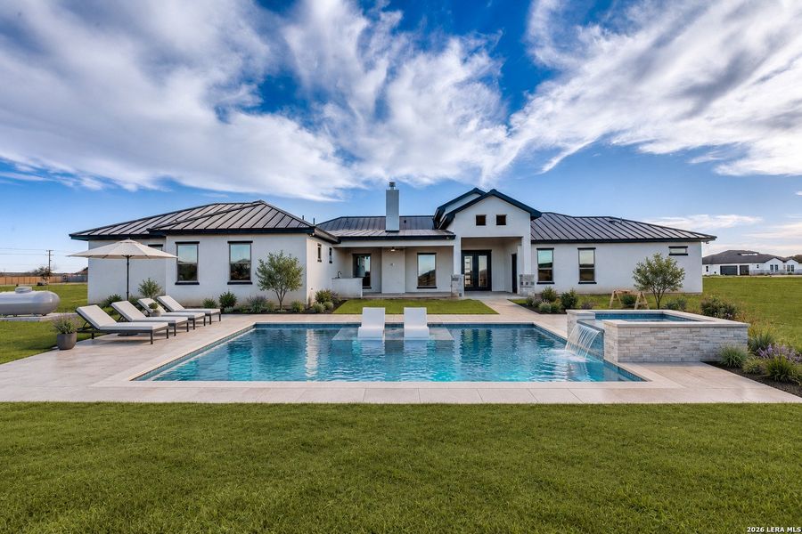 Community amenities in , Castroville (Image 40).