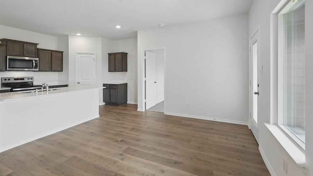 Spacious, unfurnished interior of a new home in Saddlebrook, Waxahachie (Image 12).