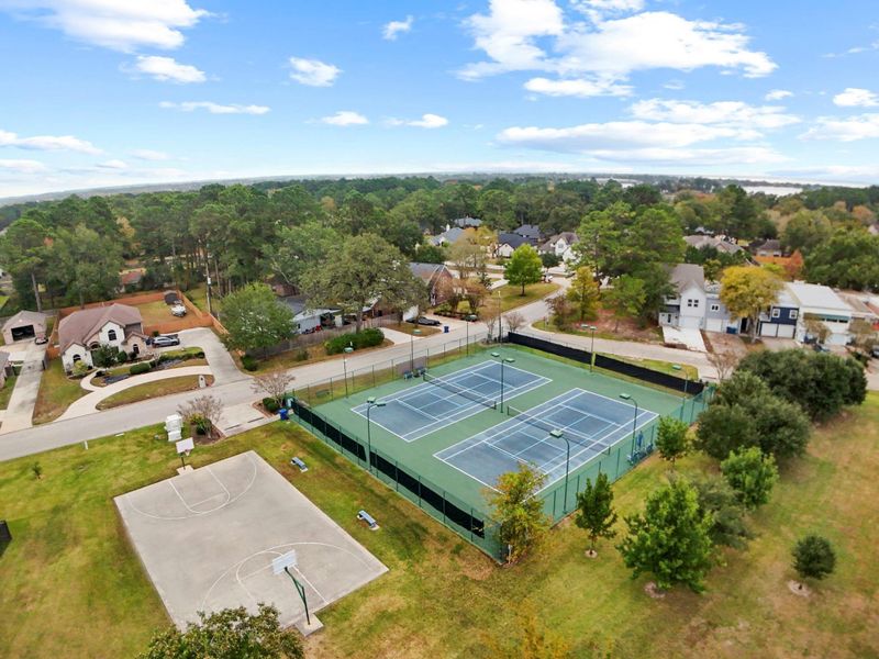The outdoor amenities at Point Aquarius truly offer something for everyone. Guests can enjoy a friendly match on the tennis, basketball, or sand volleyball courts, or simply step away from the action to relax and enjoy the expansive, tranquil green areas.