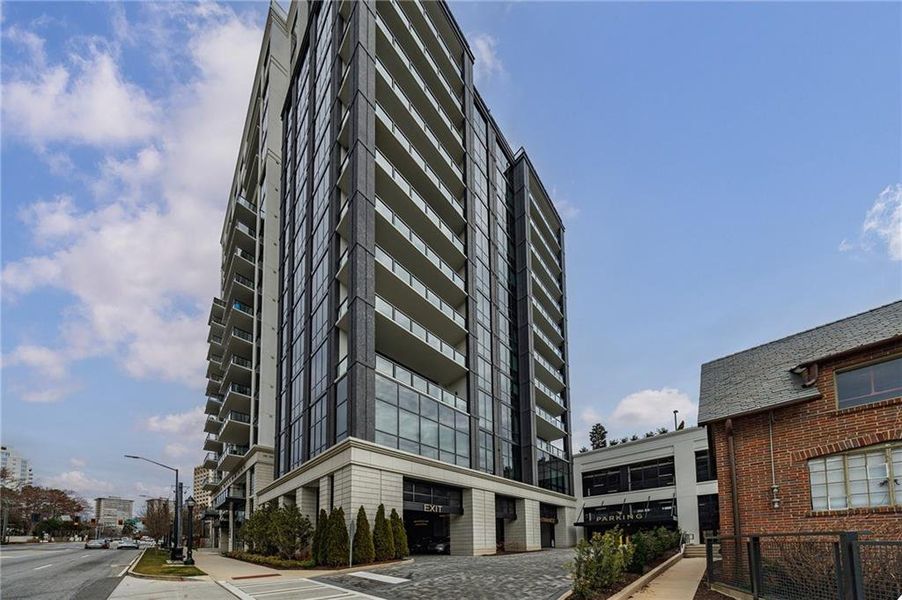 Condo located in Atlanta, GA showcasing its design and architecture (Image 30).