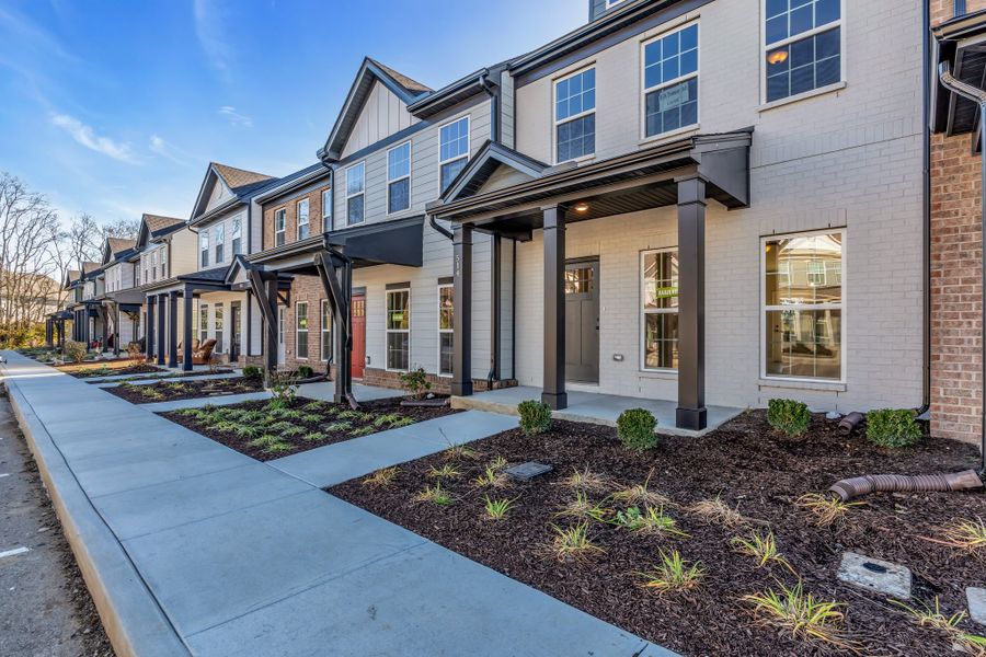 Exterior details and patio area of a home in Oxford Station, Gallatin (Image 3).