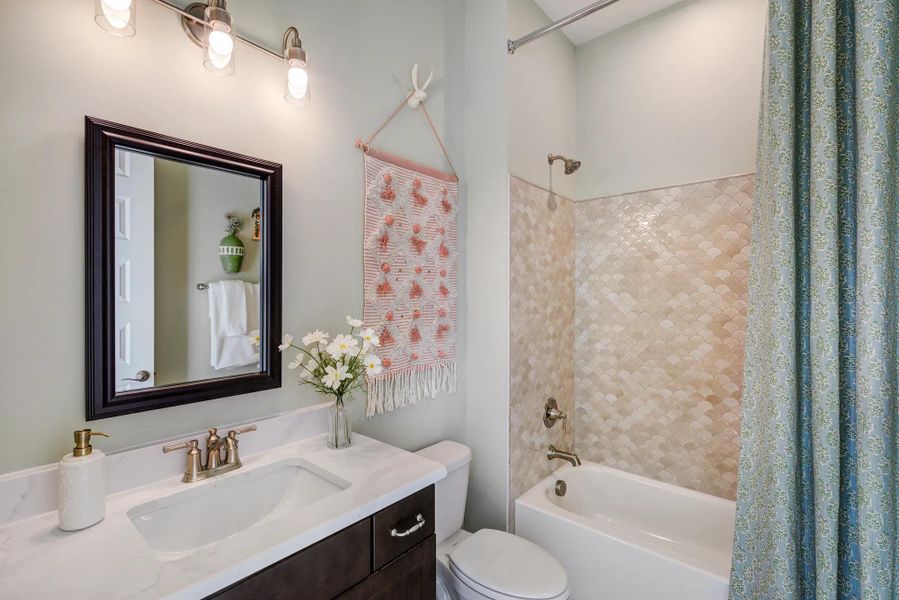 Sebastian Full Bathroom