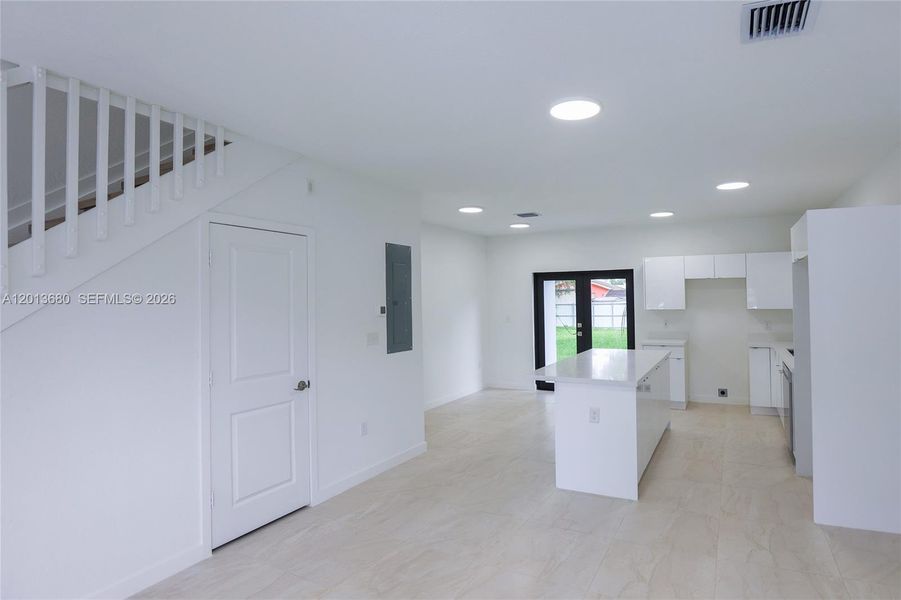 Spacious, unfurnished interior of a new home in , Miami (Image 10).