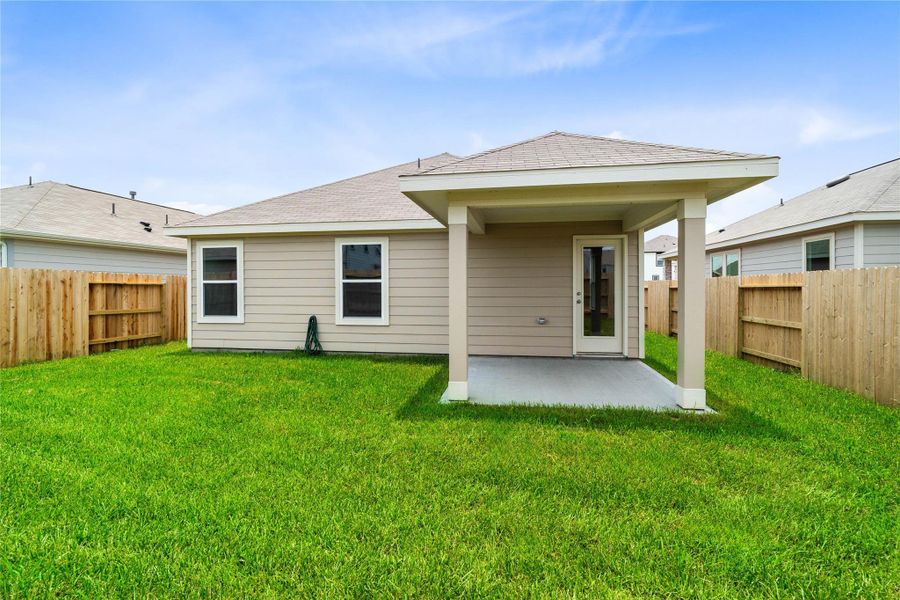 Come explore this generous backyard—perfect for kids to play freely and adults to unwind in comfort!