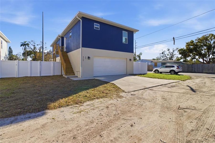 Exterior details and patio area of a home in , St. Petersburg (Image 3).
