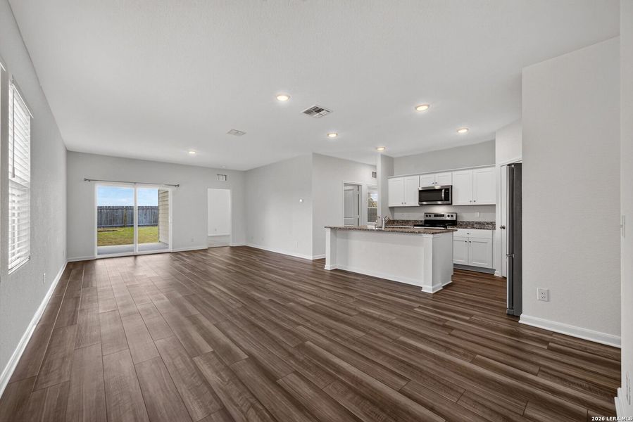 Spacious, unfurnished interior of a new home in Hennersby Hollow, San Antonio (Image 12).