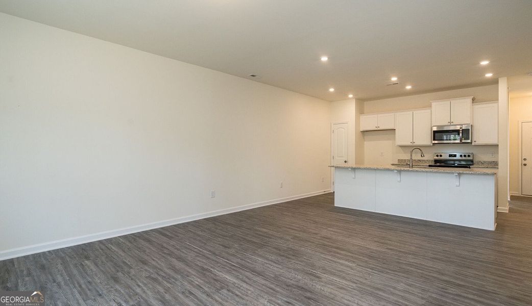 Spacious, unfurnished interior of a new home in The Cottages of Silvertown, Thomaston (Image 6).