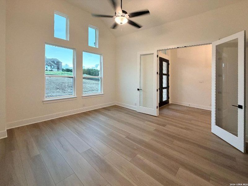 Spacious, unfurnished interior of a new home in Waldsanger, New Braunfels (Image 20).