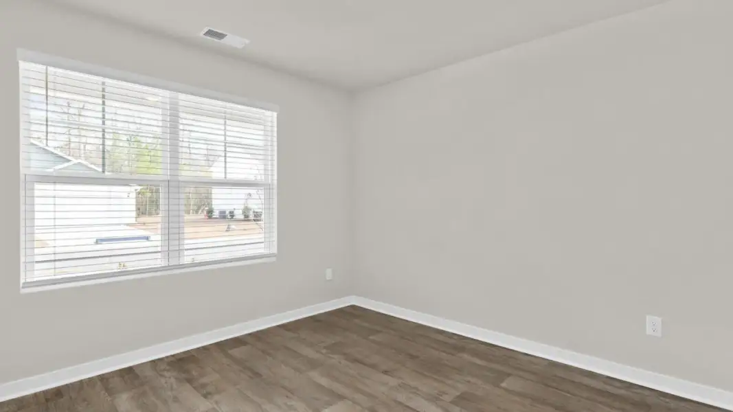 Spacious, unfurnished interior of a new home in Vineyard Trail, Jacksonville (Image 20).