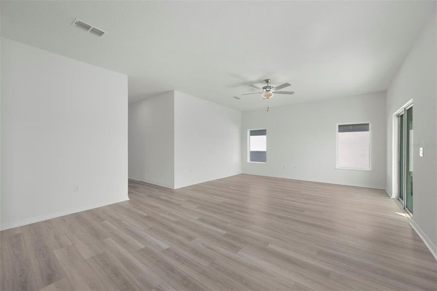 Spacious, unfurnished interior of a new home in Peach Crossings, Winter Haven (Image 15).