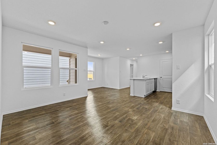 Spacious, unfurnished interior of a new home in Sonora, San Antonio (Image 11).