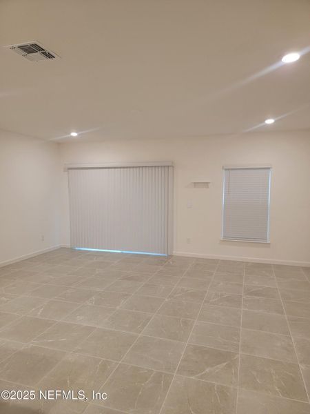 Spacious, unfurnished interior of a new home in , Jacksonville (Image 10).