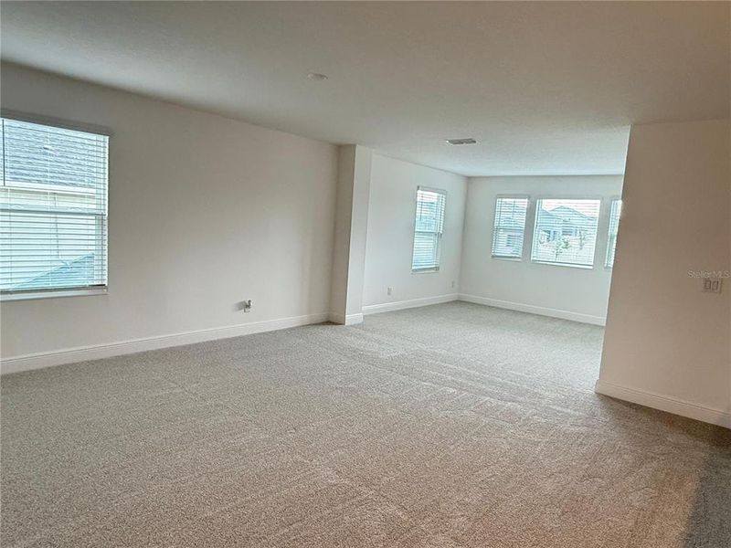 Spacious, unfurnished interior of a new home in Ridgeview, Clermont (Image 7).