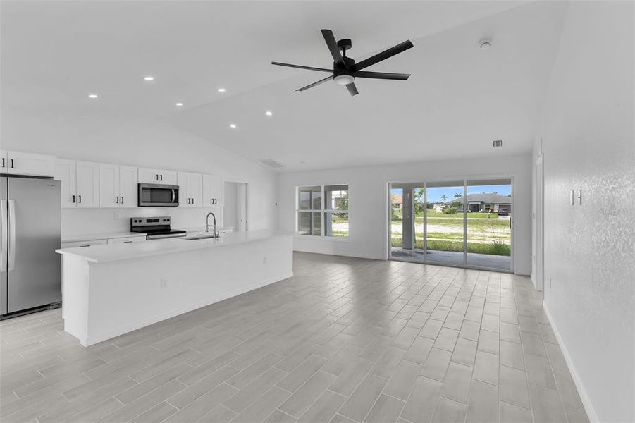 Spacious, unfurnished interior of a new home in , Cape Coral (Image 16).