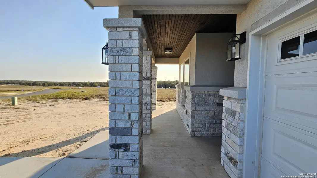 Exterior details and patio area of a home in , La Vernia (Image 3).