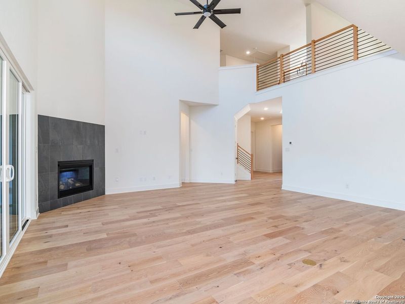 Spacious, unfurnished interior of a new home in Verandas at the Rim, San Antonio (Image 14).