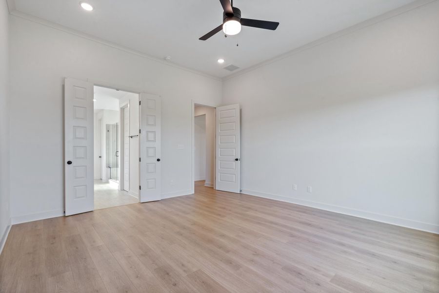 Spacious, unfurnished interior of a new home in White Oak, Arlington (Image 24).