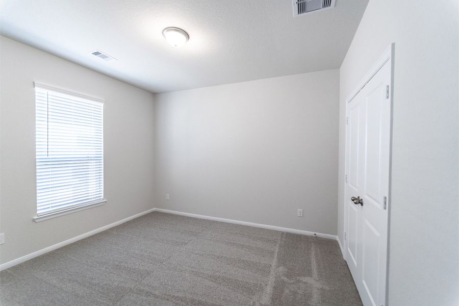 Spacious, unfurnished interior of a new home in Canterra Creek, Rosharon (Image 19).