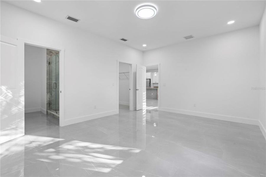Spacious, unfurnished interior of a new home in , Pinellas Park (Image 39).