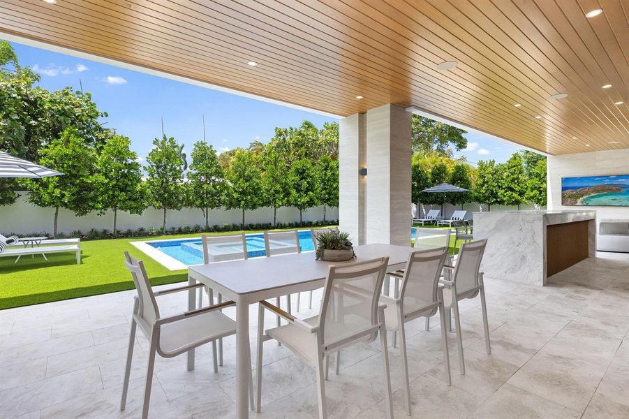COVERED PATIO / DINING COVERED PATIO / DINING