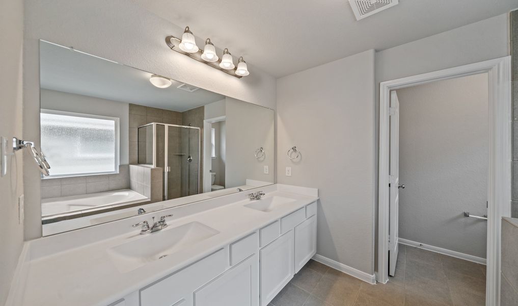 Double sinks in owner's bath