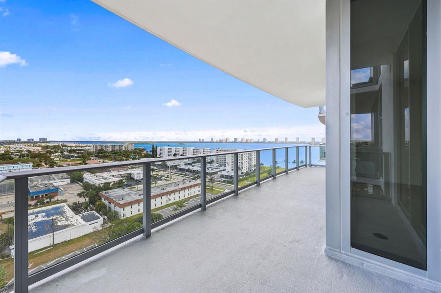 SPACIOUS BALCONY SPACIOUS BALCONY