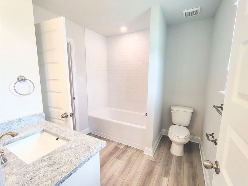 STOCK PHOTO ENSUITE CLOSET