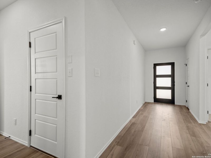 Spacious, unfurnished interior of a new home in Comanche Ridge, San Antonio (Image 14).