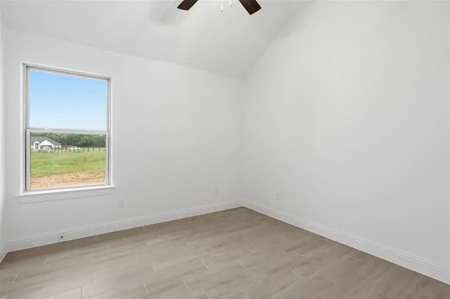 Spacious, unfurnished interior of a new home in , Tolar (Image 27).