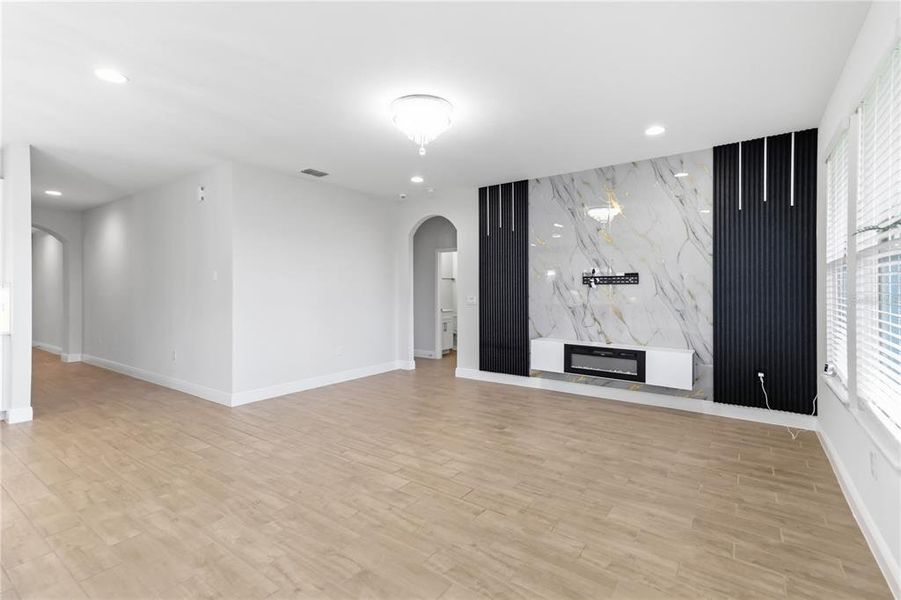 Spacious, unfurnished interior of a new home in , Winter Garden (Image 45).